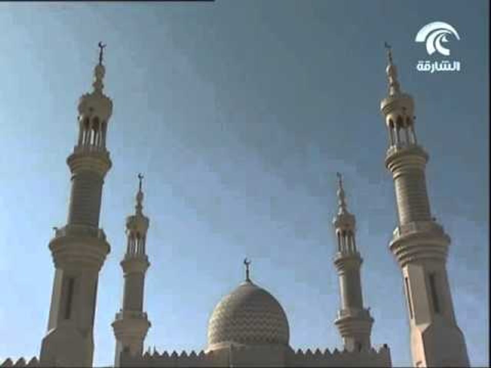 حاكم أم القيوين يؤدي صلاة عيد الأضحى بمسجد الشيخ زايد بأم القيوين