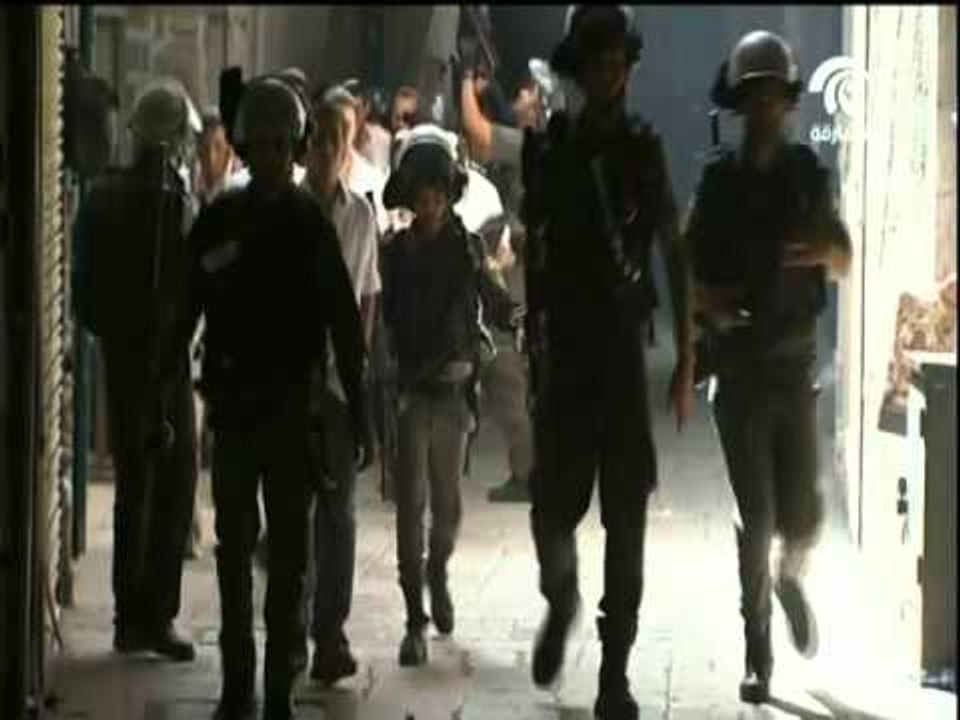 مواجهات بين الفلسطينيين وقوات الإحتلال في القدس والضفة الغربية واضراب شامل نصرة للأقصى