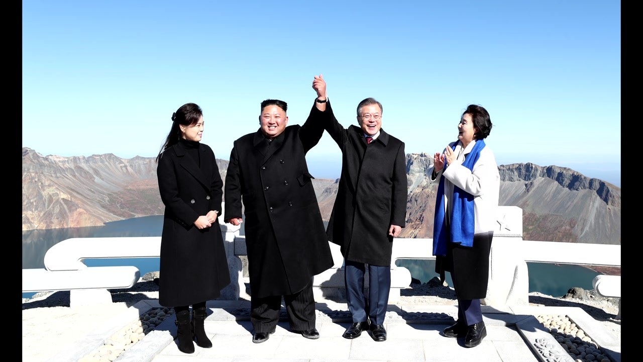 선명히 드러난 천지...남북 정상 백두산 등반 사진 공개 / YTN