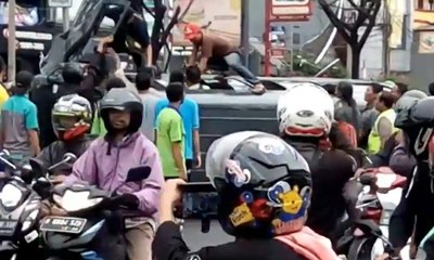 Tabrak Separator, Mobil Tahanan Terguling di Margonda Depok