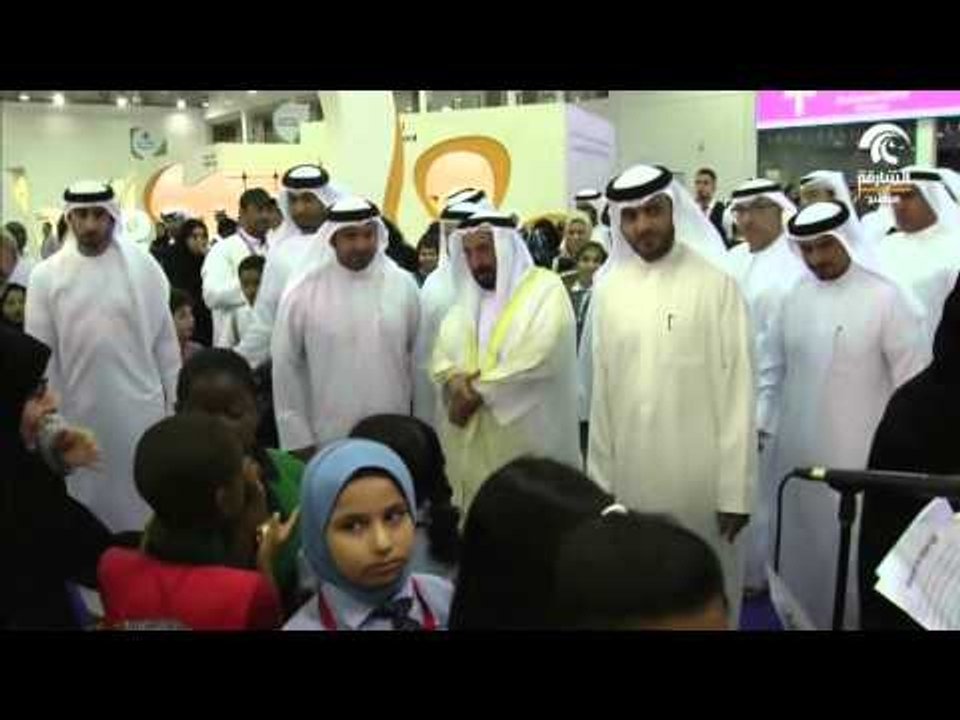 حاكم الشارقة يتفقد جناح مؤسسة الشارقة للإعلام ف...