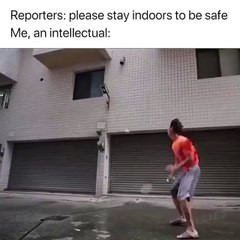 Cet homme joue au badminton contre le typhon en Asie