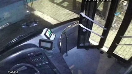 Ümraniye'de otobüsten hırsızlık kamerada