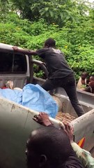 Cette personne a une drôle de façon de pousser le véhicule