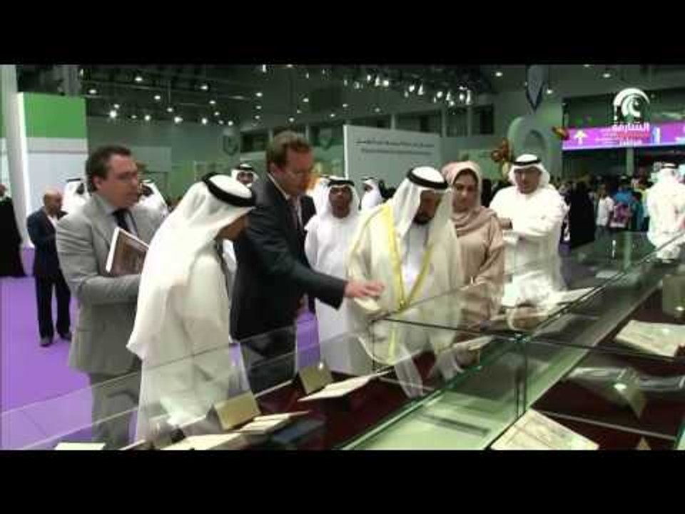 مهرجان الشارقة القرائي للطفل - جولة حاكم الشارقة في ركن المخطوطات الأثرية