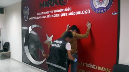 Polis bacaklarına sarılı bandın altındakini görünce şaşkına döndü