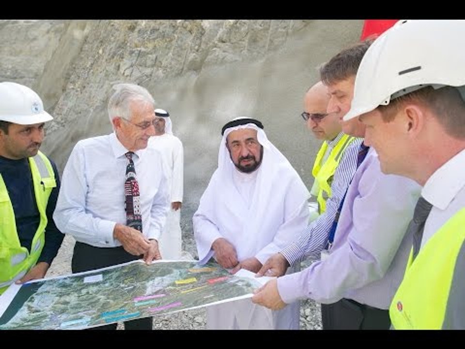 حاكم الشارقة يتفقد أعمال طريق خورفكان-الشارقة ب...