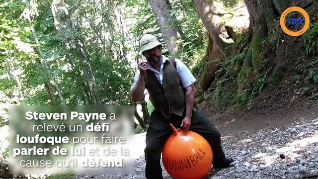 Il traverse les Alpes en ballon sauteur !