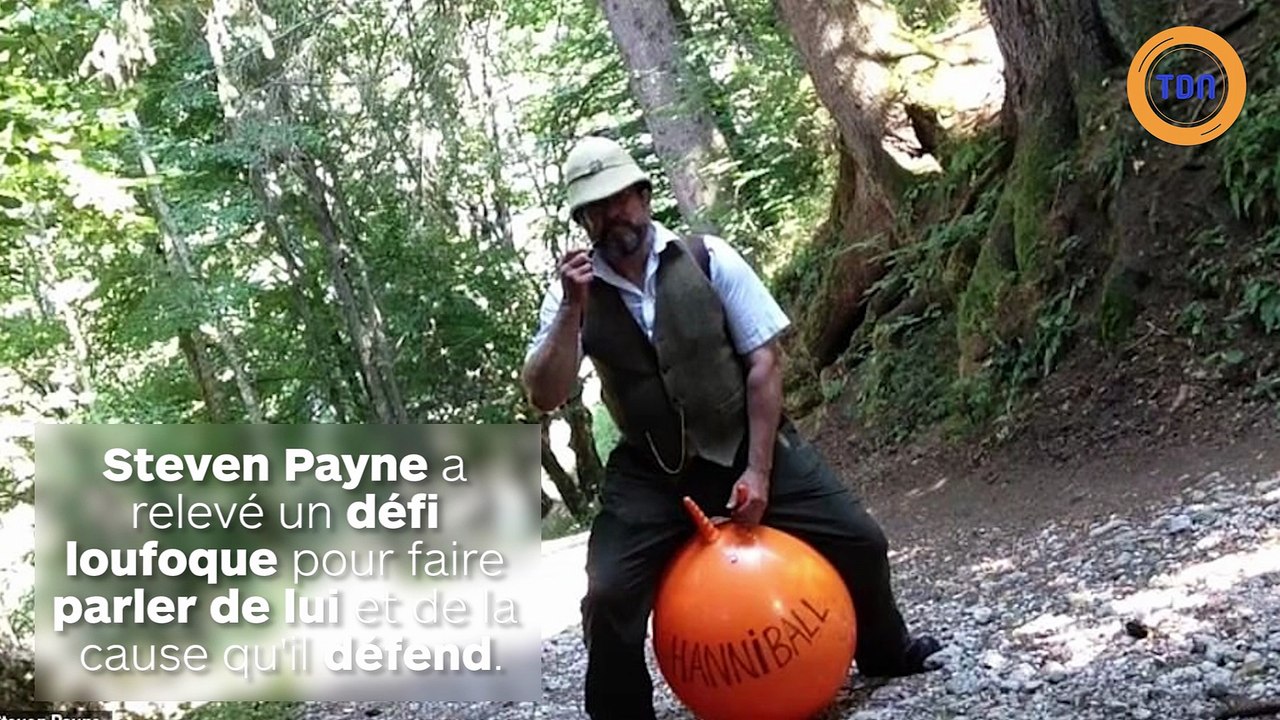 Il traverse les Alpes en ballon sauteur !