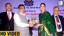 WOW Anushka Sharma Gets Receives With Smita Patil Award