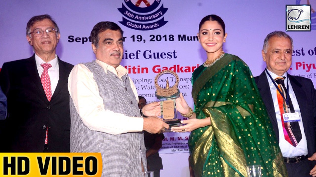 WOW Anushka Sharma Gets Receives With Smita Patil Award