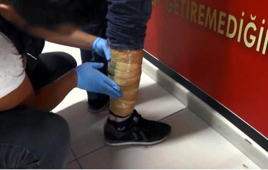 Ayak Bileklerinde 850 Gram Esrar Yakalandı