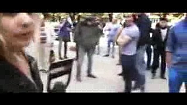 مراسلة تتعرض للضرب والإهانة على الهواء