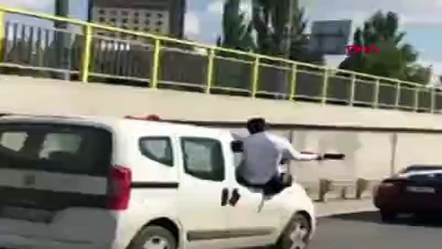 Aracın camından sarkıp tüfekle havaya ateş açan maganda kendini savundu: Mermiler gerçek değildi
