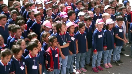 Ağabey ve ablaları çalıyor, minikler şarkılarla eğleniyor