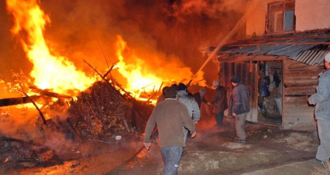 Samsun'da Çıkan Yangın Evlere ve Elektrik Trafosuna Sıçradı