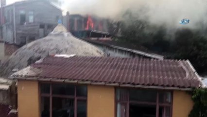 Fatih’te marangoz atölyesi alev alev yandı