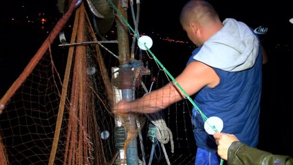 Karadenizli balıkçıların gece mesaisi