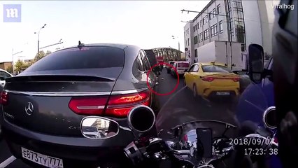 Motard VS automobiliste pollueur... Bien joué!
