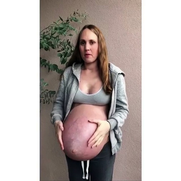 Une femme filme son ventre