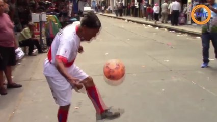 Un grand père jongle avec une balle de foot pour gagner de l'argent !
