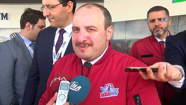 Sanayi ve Teknoloji Bakanı Varank, TEKNOFEST'te stantları gezdi