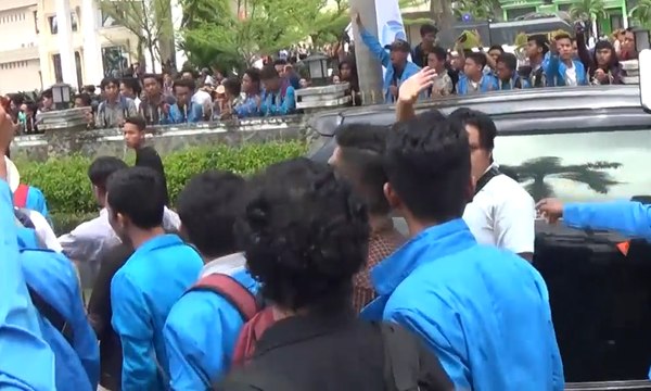Demo Tuntut Zumi Zola Mundur Berakhir Ricuh