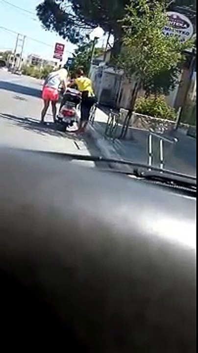 Une blonde démarre un scooter