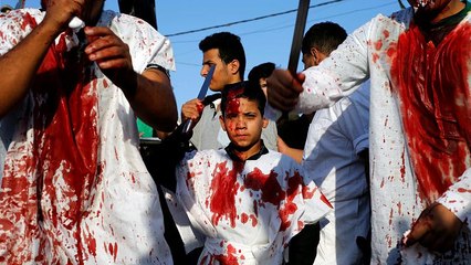 جلد ودماء وتلويح بالسيوف في إحياء ذكرى عاشوراء