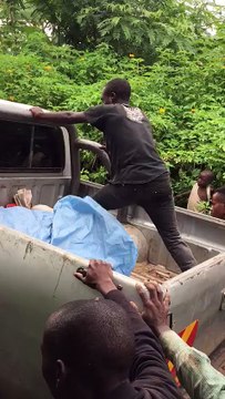 Cet homme croit vraiment qu’il aide ses potes à pousser une voiture