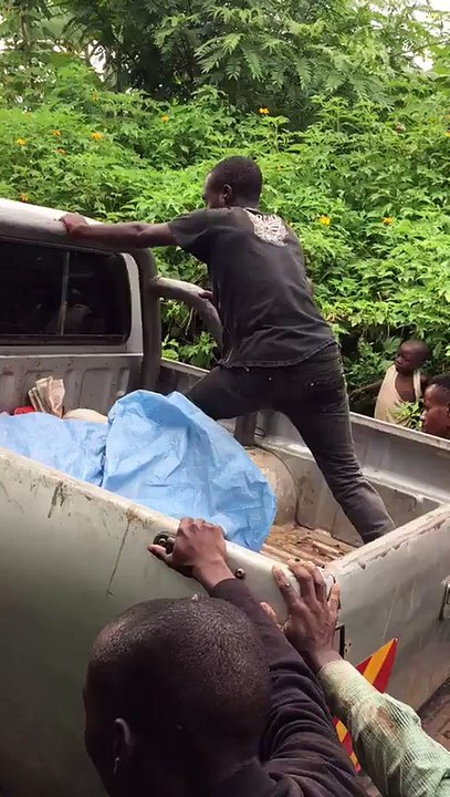 Cet homme croit vraiment qu’il aide ses potes à pousser une voiture