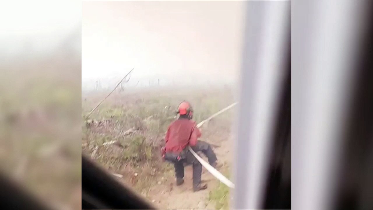 Canadienses luchan contra un tornado de fuego