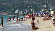 Antalya’da sahiller turistlere kaldı