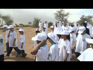 حاكم الشارقة يتجول مع طلبة المدارس بين أشجار محمية المنتثر