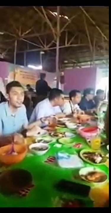 KH. Ma'ruf Amin diCueki Akak Muda di Rumah Makan