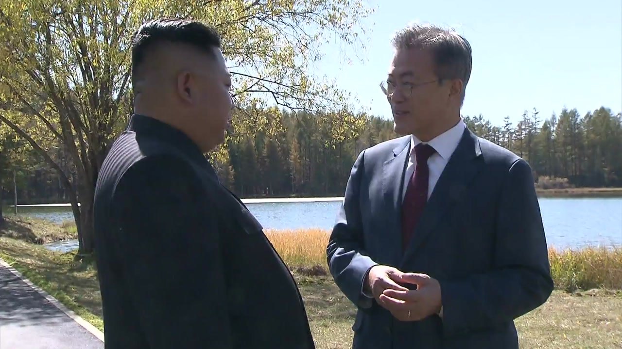 백두산 정상에 선 남북 정상 "천지에 새역사 담자" / YTN