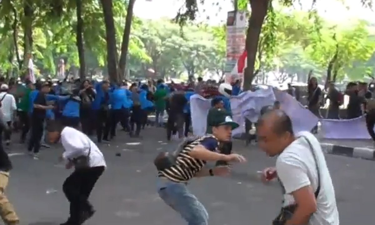 Unjuk Rasa di Depan Gedung DPRD Sumut Ricuh