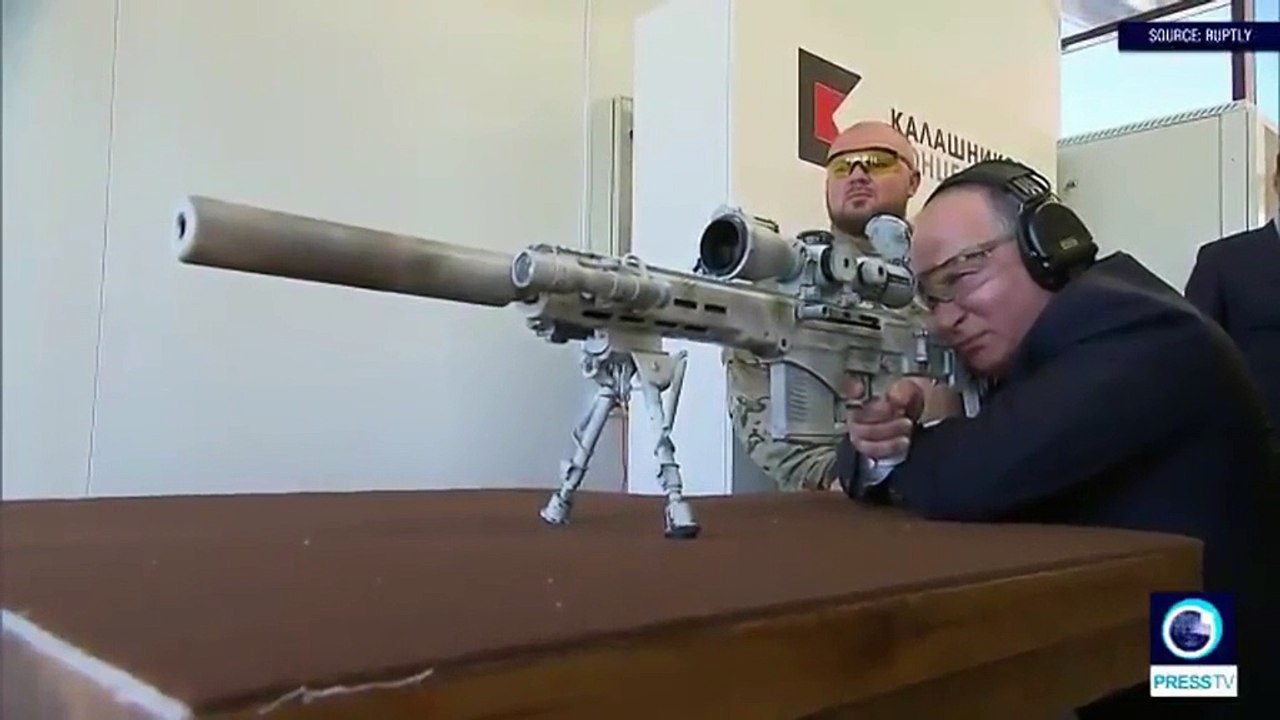 Vladimir Poutine se glisse dans la peau d'un tireur d'élite pour tester un nouveau fusil