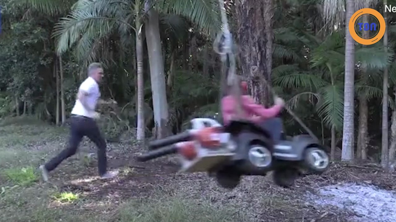 Un papa cool fabrique un manège à propulsion pour son fils avec un souffleur de feuilles