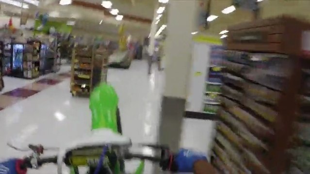 Un jeune homme fait du motocross dans un supermarché et se fait arrêter