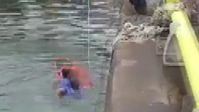 바다에 빠진 60대, 해경에 구조돼 / YTN