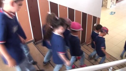 Ağabey ve Ablaları Çalıyor, Minikler Şarkılarla Eğleniyor