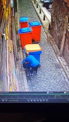 A l'aise, il pose une pêche dans une ruelle et s'essuie avec ses mains !
