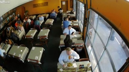 Un fou casse la fenêtre d'un restaurant en passant devant !