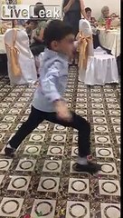 Cette grosse femme écrase son partenaire de danse !