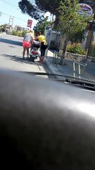 Une blonde démarre un scooter
