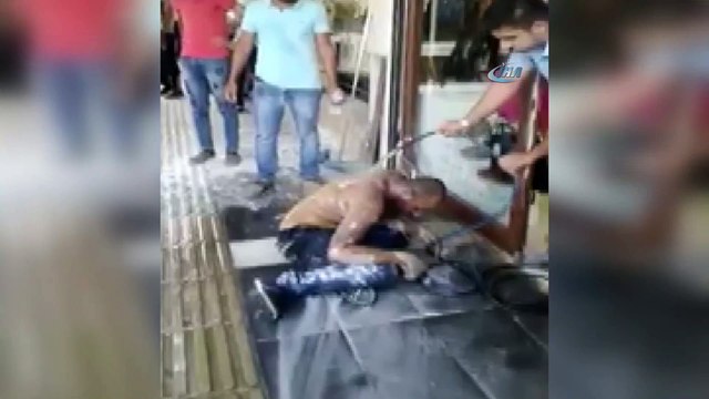 Üzerine benzin dökerek kendini yaktı