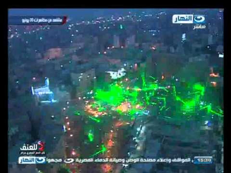 ضوء الليزر الاخضر يرسم منظر مبهر لمتظاهرين 30 يونيو في الليل