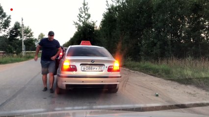 Por arrojar basura en la calle el taxista lo sacó a él del auto