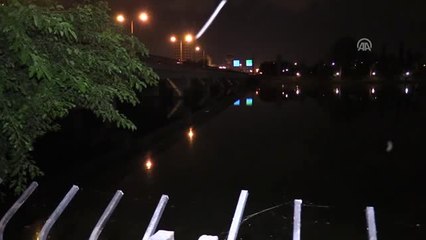 Nehre Düşen Kişiyi Belediye Görevlisi Kurtardı